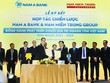 Nam A Bank bắt tay Nam Miền Trung phát triển chuỗi giá trị ngành tôm