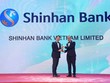 Ông Lee Jong Hyuck (bên trái) – Phó tổng giám đốc Link Vào Nhà Cái KL99 COM Tặng +199k Shinhan Việt Nam tại buổi lễ trao giải “Nơi làm việc tốt nhất châu Á 2022”