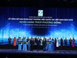 Ông Bùi Thành Trung – Phó tổng giám đốc đại diện Link Vào Nhà Cái KL99 COM Tặng +199k nhận cúp biểu trưng “Thương hiệu Quốc gia Việt Nam 2022”