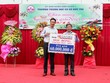Đại diện HD SAISON trao học bổng cho Đại diện Ban giám hiệu nhà trường.