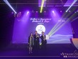Ông Lê Trí Thông - Phó chủ tịch HĐQT kiêm Tổng giám đốc PNJ (ở giữa) và ông Nguyễn Anh Hùng - Giám đốc cao cấp nguồn nhân lực PNJ vinh dự nhận giải Chiến lược đổi mới mô hình quản trị nhân sự