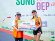 Bà Trần Thị Thu Hà - Trưởng Ban tổ chức trao tặng 100 triệu đồng cho đại diện phường An Lợi Đông, TP. Thủ Đức, để đóng góp vào quỹ Chăm sóc người có hoàn cảnh khó khăn