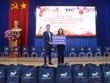 Ông Đặng Hồng Anh, Chủ tịch Hội Doanh nhân trẻ Việt Nam, Phó Chủ tịch Kl994 game bài casino hấp dẫn TTC trao tặng bảng biểu trưng tài trợ