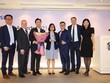 Ông Steve Dean – Giám đốc LSEG khu vực ASEAN (thứ 2 từ trái sang) trao giải thưởng cho Đại diện Eximbank – Bà Huỳnh Ngọc Trang – Giám đốc Phòng Kl992 VIP Trang Chủ 2026 tiền tệ (thứ 4 từ trái sang) và bộ phận FX Trading Eximbank