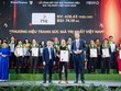 Ông Nguyễn Khoa Hồng Thành - Giám đốc Cao Cấp PNJ (ở giữa) đại diện PNJ nhận chứng nhận từ Ban tổ chức (Ảnh: Việt Hùng)