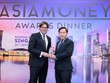 Ông Vũ Đức Hải (bên phải) đại diện Eximbank nhận biểu trưng từ đại diện Asiamoney.