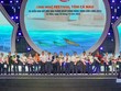 Đại diện Nam A Bank, ông Trần Thanh Tùng – Giám đốc Khối Khách hàng Cá nhân (ngoài cùng bìa phải) nhận hoa cảm ơn từ Ban tổ chức