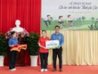 Bà Trần Phương Ngọc Thảo – Chủ tịch JCI Việt Nam 2024, Phó Chủ tịch HĐQT PNJ đại diện trao tặng xe đạp cho các học sinh hiếu học trên địa bàn tỉnh Cần Thơ (Ảnh: Ban tổ chức)