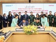 Ông Nguyễn Hoàng Hải, quyền Tổng giám đốc Eximbank (bên trái) và ông Nguyễn Mạnh Hổ, đại diện Kl994 game bài casino hấp dẫn Viettel cùng đại diện lãnh đạo hai đơn vị trong buổi lễ ký kết thoả thuận hợp tác.