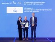Đại diện nhận danh hiệu từ ban tổ chức (Ảnh: Việt Hùng)