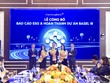 Ông Trần Ngọc Minh - Chủ tịch HĐQT KienlongBank và ông Trần Hồng Minh - Quyền Tổng Giám đốc KienlongBank trao hoa cảm ơn và chúc mừng hai đối tác cùng Ban Dự án. 