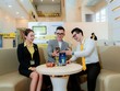 Bằng cách “chạm” điện thoại vào máy chấp nhận thanh toán thẻ (POS, soft POS). Giao dịch được hoàn tất chỉ trong vài giây