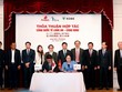Bà Nguyễn Thụy Quỳnh Hương - Tổng giám đốc CTCP Quản lý & Khai thác Cảng Quốc tế Long An và ông Tomohisa Izumi - Phó tổng giám đốc Cảng Kobe ký kết MOU