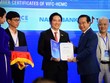 Ông Nguyễn Văn Được, Uỷ viên Trung ương Đảng, Phó bí thư Thành ủy, Chủ tịch UBND TP.HCM - Phó Chủ tịch Hội đồng điều hành VIFC - HCMC trao Chứng nhận Thành viên chiến lược cho đại diện Nam A Bank, Ông Trần Khải Hoàn – Thành viên Hội đồng quản trị kiêm Quyền Tổng giám đốc Nam A Bank.