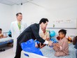 Ông Trần Hùng Huy, Chủ tịch ACB trực tiếp đến thăm hỏi, động viên và trao quà cho các bệnh nhi tại giường bệnh.