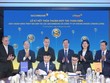 Ông Nguyễn Minh Tâm – Phó Tổng Giám đốc SACOMBANK (trái) và ông Hoàng Việt Anh – Tổng Giám đốc LPBS (phải) thực hiện ký kết thỏa thuận hợp tác.