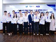 Chủ tịch ACB Trần Hùng Huy trao học bổng cho sinh viên tại Đại học Quốc gia TPHCM.