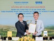 Đại diện KPMG trao thư xác nhận hoàn thành giao phẩm quan trọng này đến đại diện Nam A Bank.