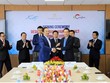 Ông Murat Utemisov, CEO Kusto Home và ông Nguyễn Bá Dương, Tổng giám đốc Coteccons ký hợp đồng 