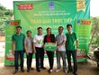 Đại diện PVFCCo trao thưởng và chia vui với khách hàng may mắn.