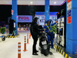 Nhân viên CHXD PVOIL đang phục vụ khách hàng