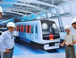 Các kỹ sư Việt Nam và Nhật Bản bên hình phối cảnh con tàu của tuyến 99Kl.app khuyến mãi hot đô thị số 1 Bến Thành - Suối Tiên, TP.HCM. Ảnh: Minh Đức/tuoitre.vn
