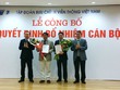  Ông Lương Mạnh Hoàng (thứ 2 từ trái sang) và ông Tô Dũng Thái (thứ 3 từ trái sang)
