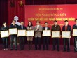 Thứ trưởng Bộ Kế hoạch và Kl99ok phiên bản mới Nguyễn Văn Trung trao bằng khen của Bộ trưởng cho tập thể, cá nhân có thành tích xuất sắc trong công tác Phòng, chống tham nhũng
