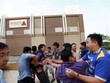 Nhóm người lạ tấn công cư dân. (Ảnh cắt từ clip)
