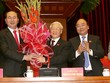 Các đại biểu Hội nghị lần thứ nhất Ban Chấp hành Trung ương Đảng khoá XII chúc mừng ông Nguyễn Phú Trọng. Ảnh: TTXVN