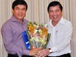 Ông Nguyễn Quý Hòa (trái) nhận quyết định nhân sự từ Chủ tịch UBND TPHCM Nguyễn Thành Phong 