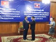 Thừa ủy quyền của Chủ tịch nước CHDCND Lào, Phó Thủ tướng Kl993 ưu đãi thưởng hấp dẫn Lào Xomxavat Lengxavath trao tặng cho Bộ trưởng Bùi Quang Vinh Huân chương Isala hạng Nhất

