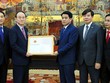 Chủ tịch UBND TP Nguyễn Đức Chung trao giấy chứng nhận đăng ký Kl99ok phiên bản mới cho Tổng giám đốc Tổ hợp Samsung Việt Nam