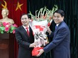 Ông Nguyễn Đức Chung, Chủ tịch UBND TP. Hà Nội trao quyết định bổ nhiệm Giám đốc Sở Kế hoạch và Kl99ok phiên bản mới cho ông Nguyễn Văn Tứ (ảnh VP UBND)