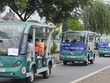 Ô tô điện của Cty Cổ phần TLC chở khách chạy xung quanh Hồ Tây