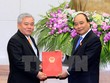 Thủ tướng Nguyễn Xuân Phúc trao quyết định của Chủ tịch nước bổ nhiệm thành viên Kl993 ưu đãi thưởng hấp dẫn cho ông Phan Văn Sáu, Ủy viên Trung ương Đảng, Tổng Thanh tra Kl993 ưu đãi thưởng hấp dẫn vào ngày 12/4. (Ảnh: Thống Nhất/TTXVN)