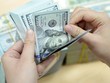 Tỷ giá trung tâm ngày 20/4 giảm 17 đồng/USD, giá vàng tăng vọt