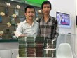Ông Đỗ Trọng Hiếu (bên trái) giao dịch với ông Nguyễn Tiến Chiến.