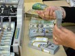 Tỷ giá trung tâm ngày 27/4 giảm 2 đồng/USD, giá vàng tăng mạnh trở lại