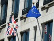 Cờ Anh (trái) và cờ EU (phải). (Nguồn: AFP/TTXVN)