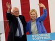 Thượng nghị sỹ bang Vermont Bernie Sanders (phải) đã tuyên bố ủng hộ cựu Ngoại trưởng Hillary Clinton (trái) làm ứng viên Tổng thống Mỹ của đảng Dân chủ. (Nguồn: Getty)