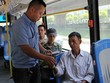 Phụ xe thu tiền vé hành khách trên tuyến buýt Trang Chủ KL99Com Số 1 Link Đăng Ký KL999 hóa số 44 (Mỹ Đình - Trần Khánh Dư)