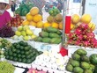 Nhiều trái cây Trung Quốc được bày bán tràn lan tại các sạp ở chợ Hàng Da (Hà Nội). Ảnh: Ngọc Mai.