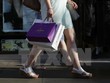 Người dân mua sắm tại khu phố thương mại Oxford ở trung tâm thủ đô London. (Nguồn: AFP/TTXVN)