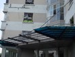 Tại Khu đô thị Đặng Xá, mái hiên tốc mái sau cơn bão số 1.