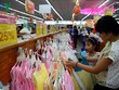 Nhiều siêu thị thời trang tung ra các gói giảm giá hấp dẫn nhằm thu hút khách hàng dịp cuối năm.