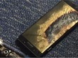 Chiếc Note 7 được vứt trên sàn, tạo một lỗ thủng trên thảm.