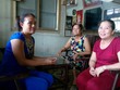 Chị Nguyễn Thị Ánh Đào (áo xanh) được hàng xóm đến chúc mừng.