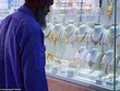 Ảnh người công nhân vệ sinh ở thủ đô Arab Saudi nhìn chăm chú vào trang sức bày trong cửa tiệm bị chế nhạo trên mạng Trang Chủ KL99Com Số 1 Link Đăng Ký KL999. Ảnh: Twitter