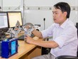 Chàng trai sinh năm 1985 làm việc trong phòng nghiên cứu robot. Ảnh: NVCC